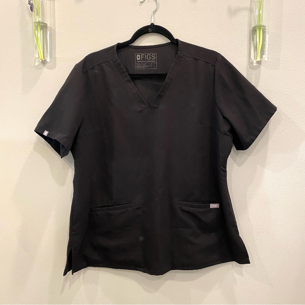 FIGS | Casma 3-Pocket Scrub Top in Black